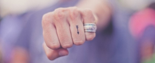tatouage discret sur le doigt