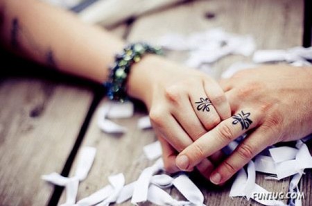 tatouage discret sur le doigt