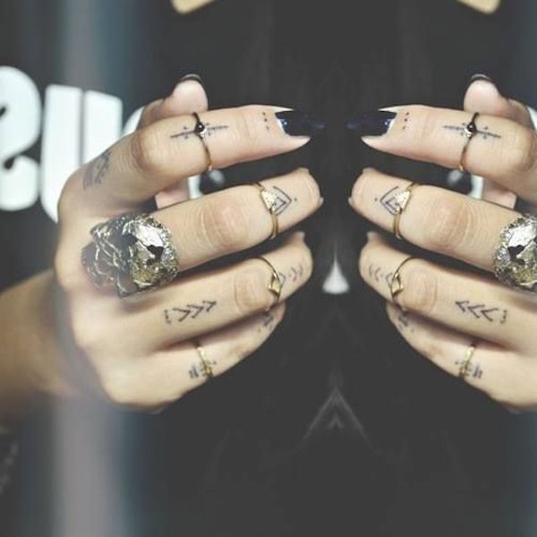 tatouage discret sur le doigt