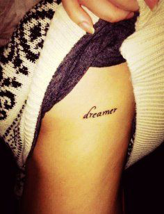tatouage discret sur les cotes