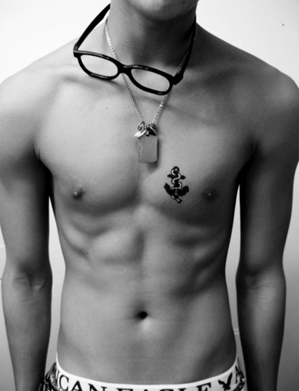 tatouage discret torse