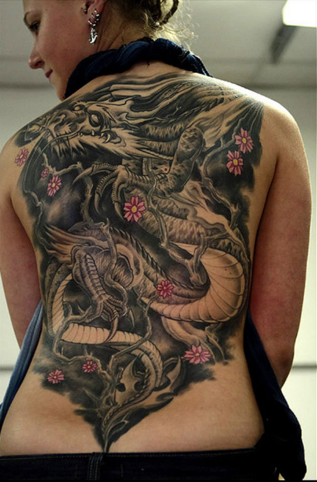 tatouage dos complet femme
