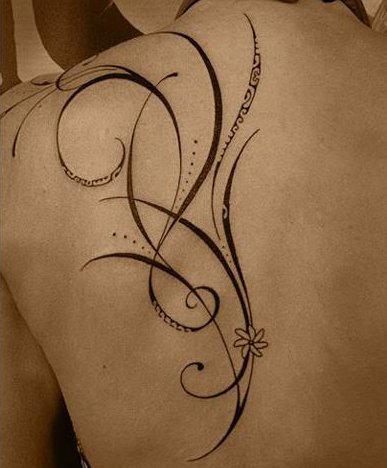 Tatouage dos femme arabesque