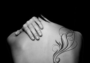 tatouage dos femme discret