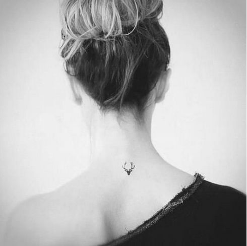 tatouage dos femme discret