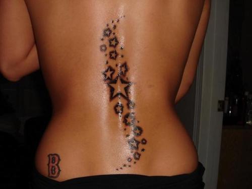 tatouage dos femme étoile