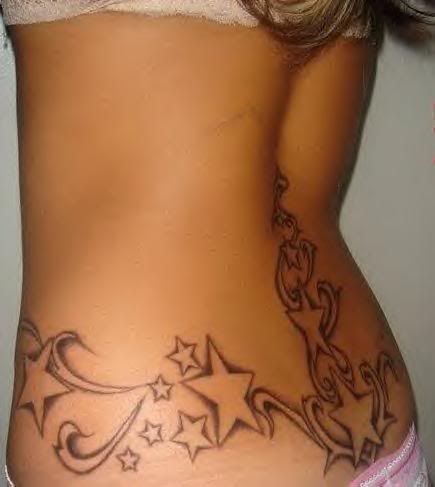 tatouage dos femme étoile