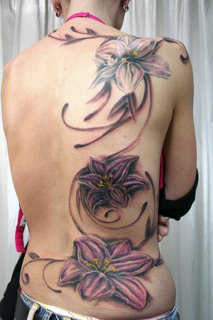tatouage dos femme fleur
