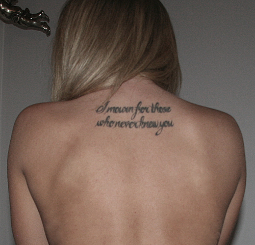 Tatouage dos femme phrase