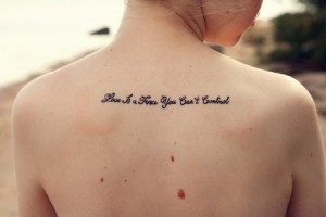 tatouage dos femme phrase