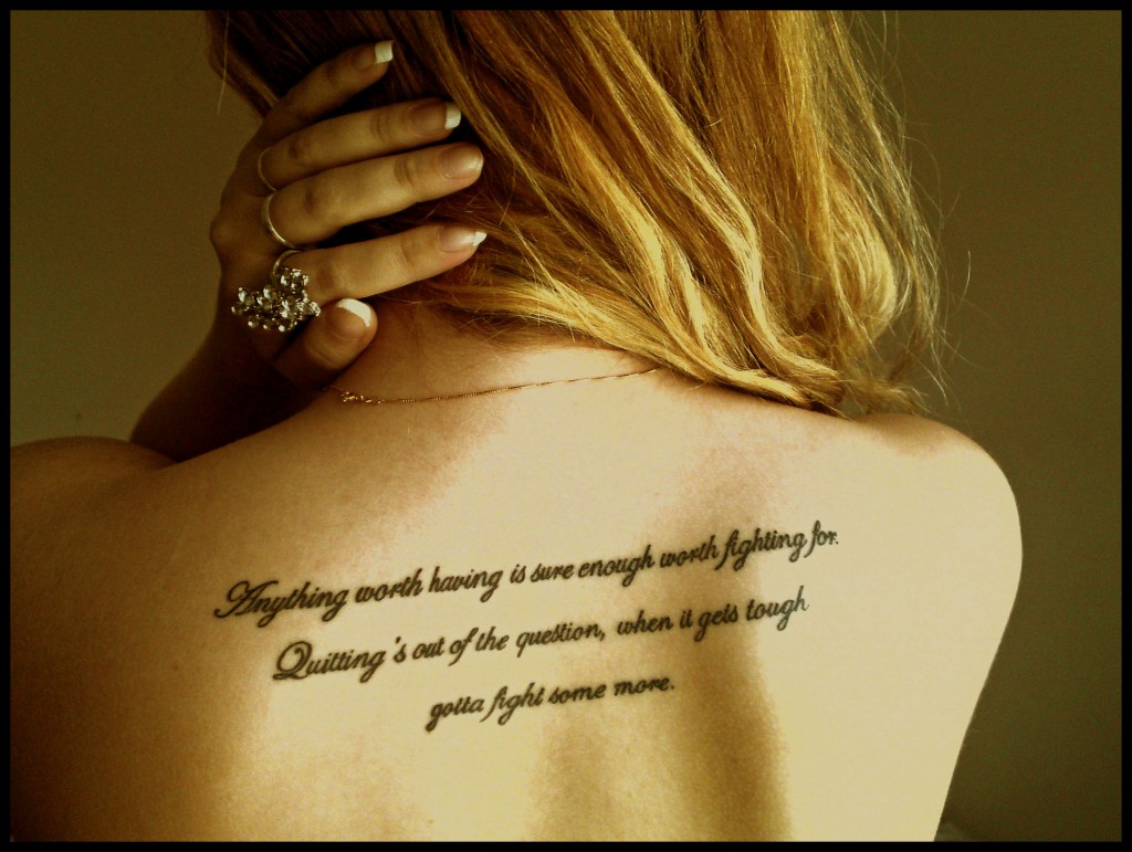 tatouage dos femme phrase