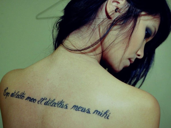 tatouage dos femme phrase