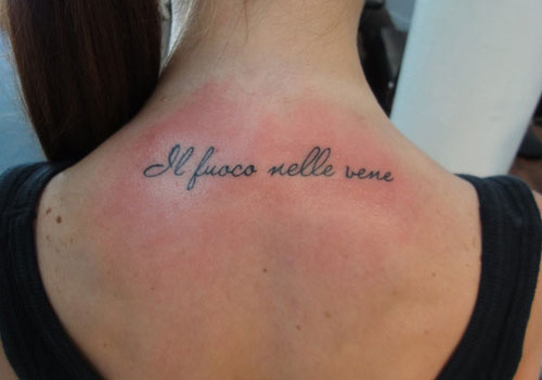 tatouage dos femme phrase