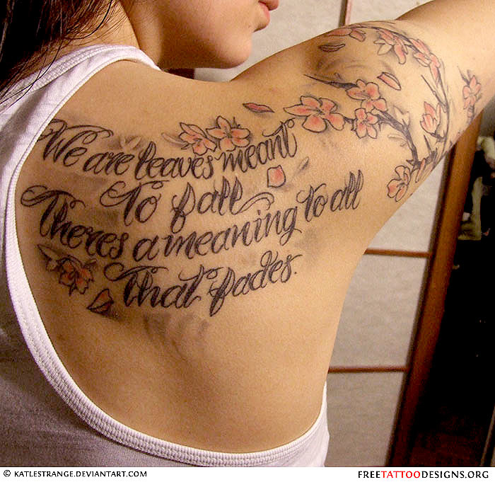 tatouage dos femme phrase