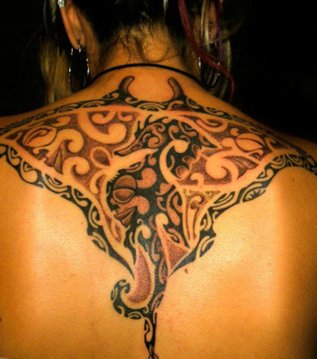 tatouage dos femme polynésien
