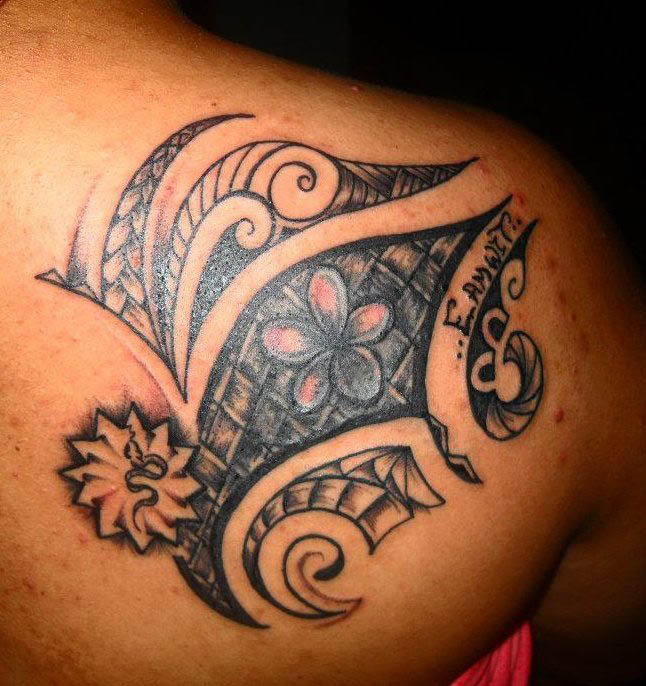tatouage dos femme polynésien