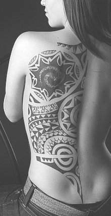 tatouage dos femme polynésien
