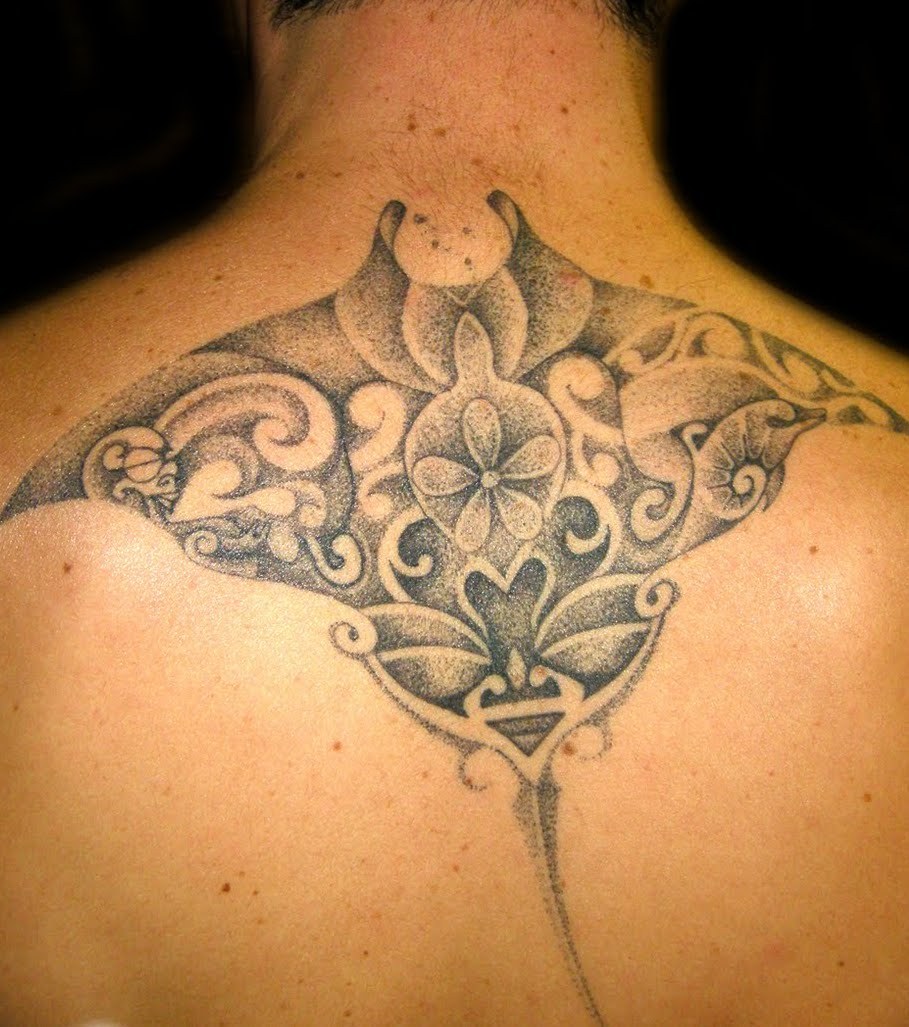 tatouage dos femme polynésien