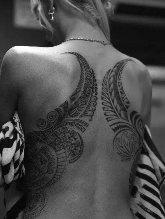 tatouage dos femme polynésien