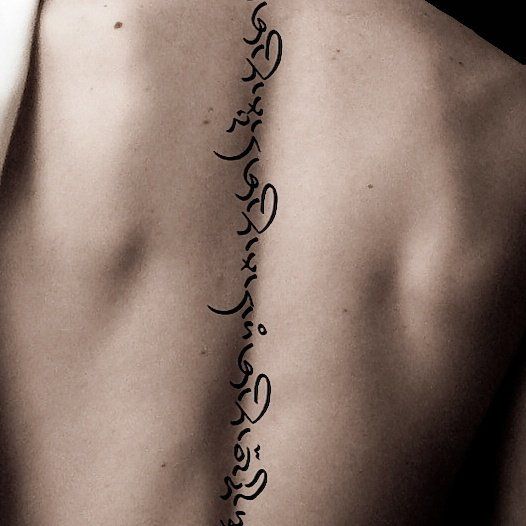 tatouage dos homme colonne vertébrale