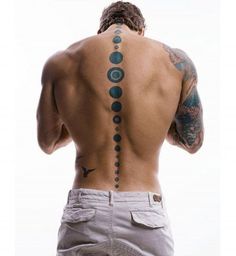 tatouage dos homme colonne vertébrale