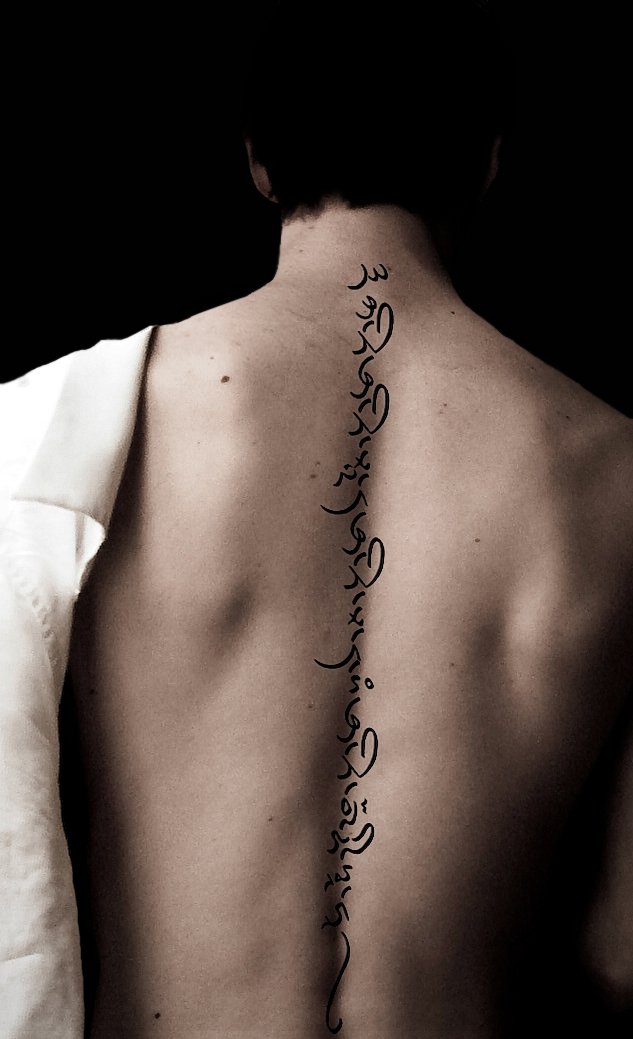 tatouage dos homme colonne vertébrale
