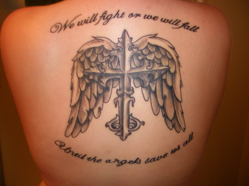 tatouage dos homme croix