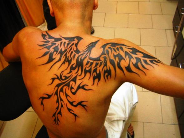 tatouage dos homme phoenix