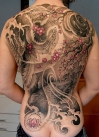 tatouage dos homme phoenix