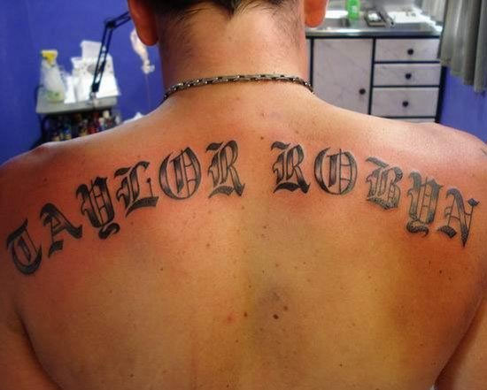 tatouage dos homme phrase