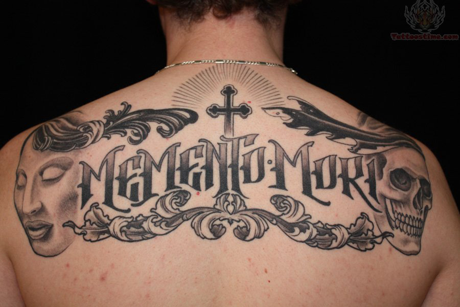 tatouage dos homme phrase