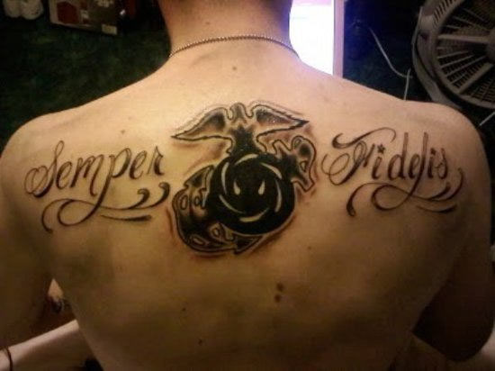 tatouage dos homme phrase