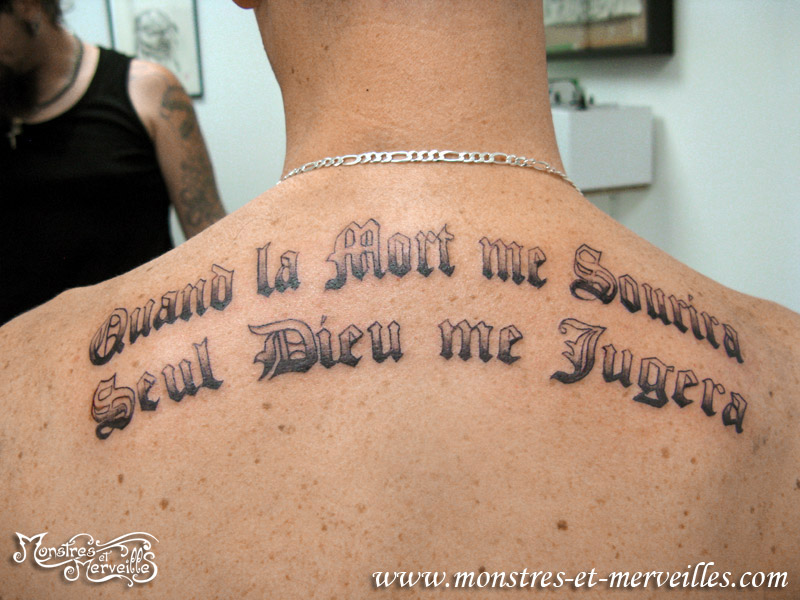 tatouage dos homme phrase