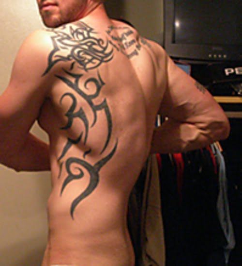 tatouage dos homme tribal