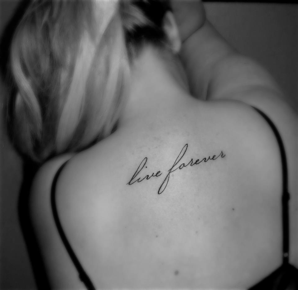 tatouage dos phrase