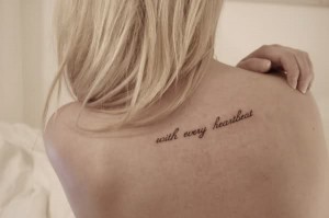 tatouage dos phrase