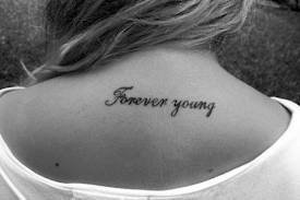 tatouage dos phrase