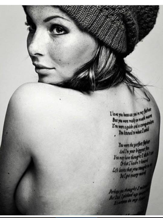 tatouage dos phrase