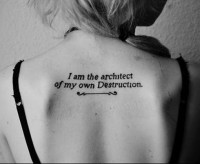 tatouage dos phrase