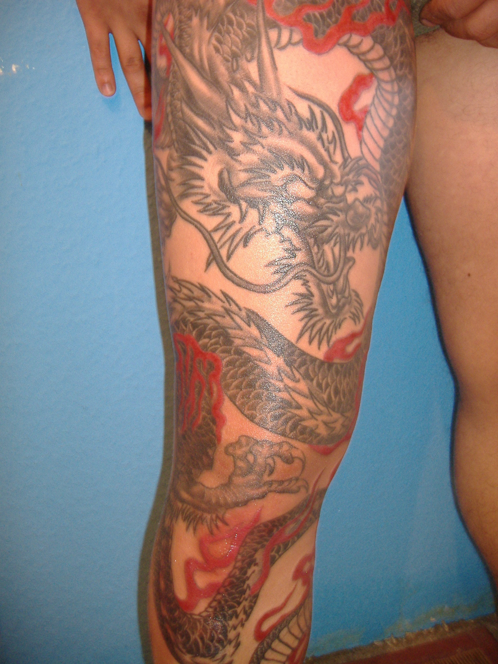 Tatouage dragon japonais jambe