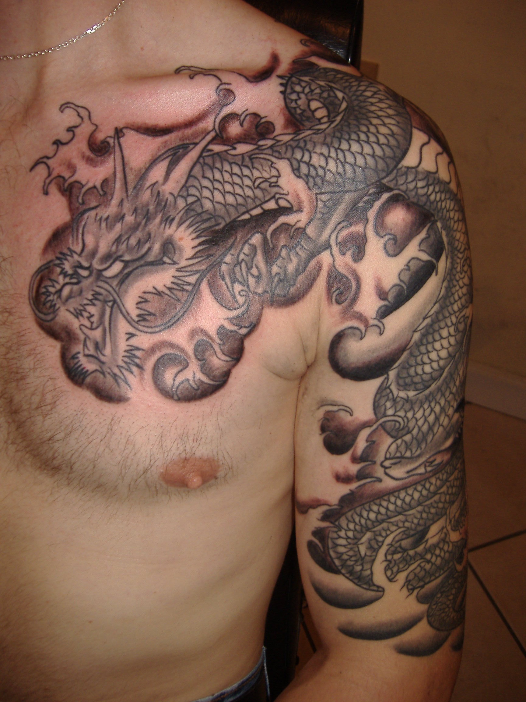 tatouage dragon japonais pectoraux