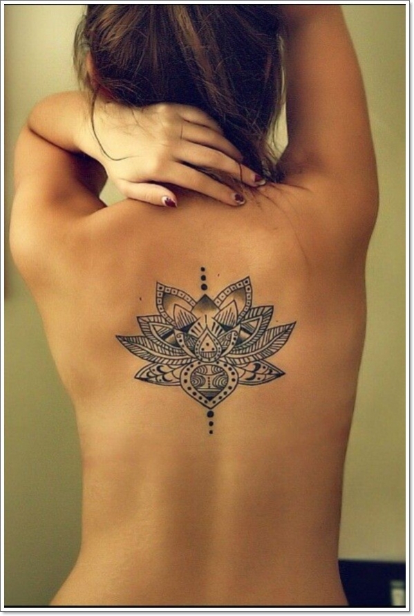 tatouage entre les omoplate