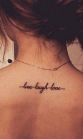 tatouage entre les omoplate