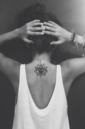 tatouage entre les omoplate