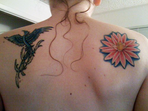 tatouage entre les omoplate