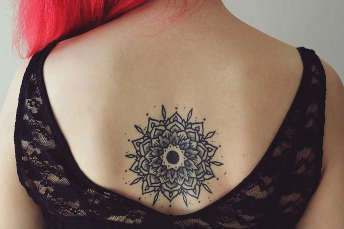 tatouage entre les omoplate