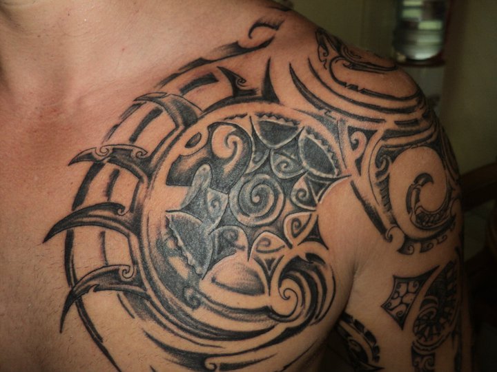 tatouage épaule bras pectoraux