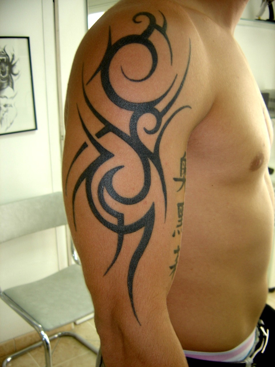 tatouage épaule bras tribal