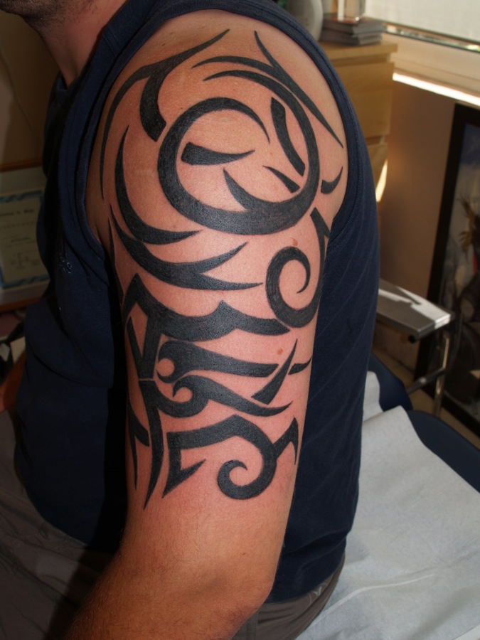 tatouage épaule bras tribal