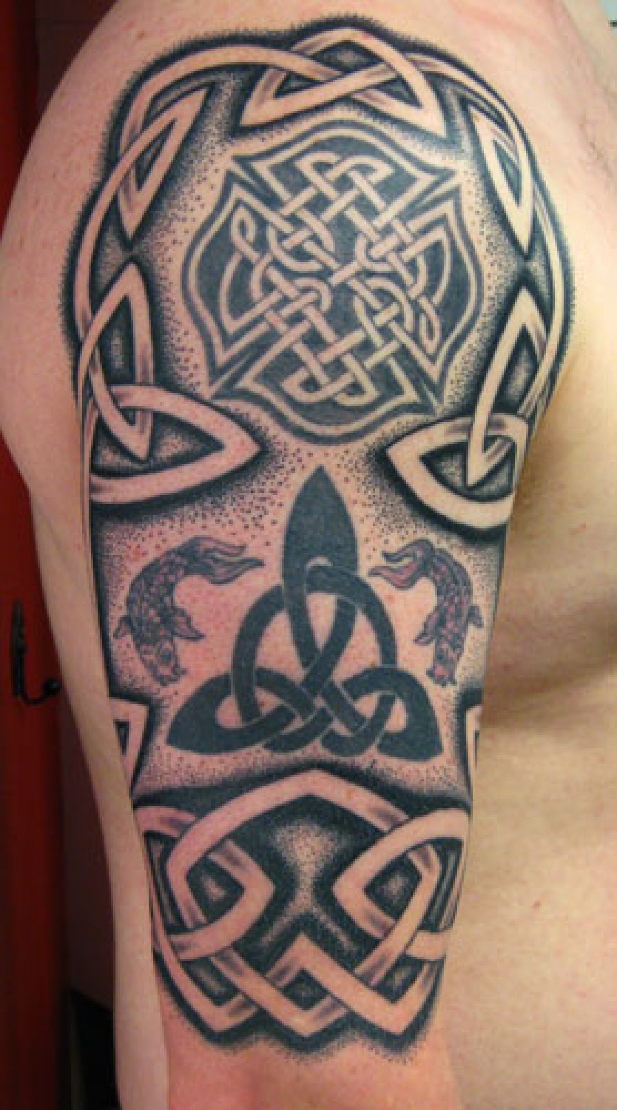 tatouage épaule celte